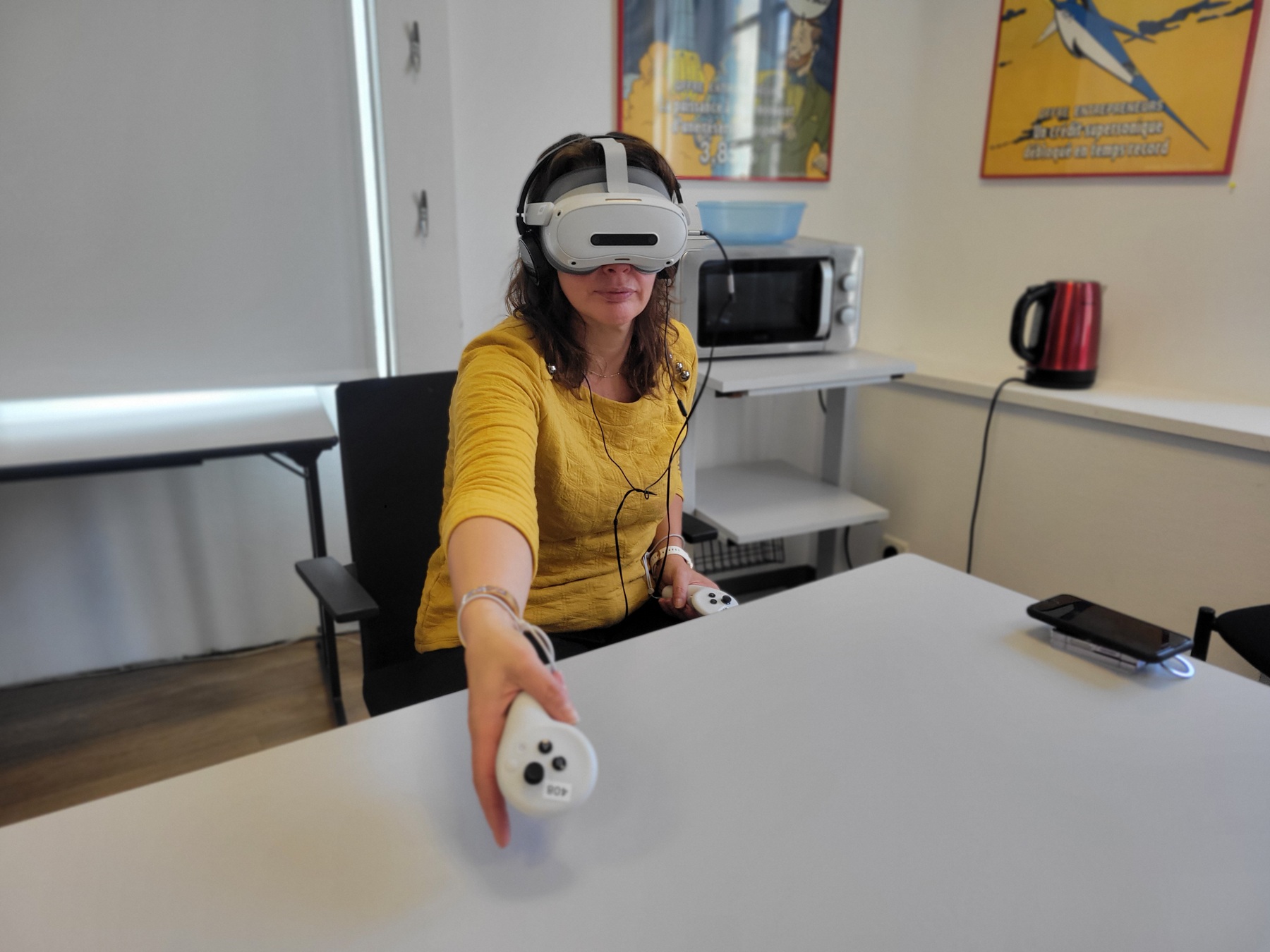 Femme en atelier de sensibilisation au handicap en VR